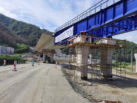 С уникална технология строят моста на Струма преди тунела "Железница"