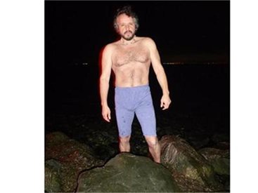 Калин Терзийски се съблече гол в морето навръх Нова година