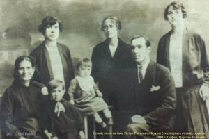 От ляво надясно: Петра Танчева, Вяра (едната й дъщеря), Костадинка и Петър (внучета), Митра (снаха), Христо (син) и баба ми София (втората й дъщеря)
СНИМКА: ЛИЧЕН АРХИВ НА АВТОРА