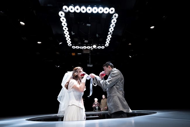 Сватбата бе един от най-силните моменти в спектакъла
Снимка: Народен театър