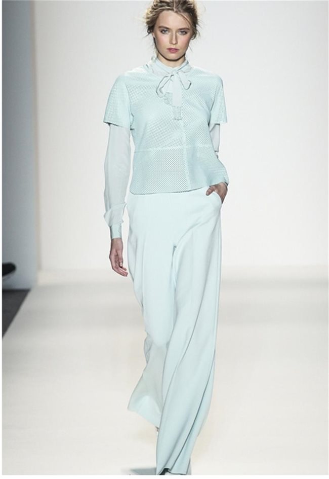 Светлосин палацо панталон от последната колекция за топло време на дизайнерката Рейчъл Зоуи 
СНИМКИ: АРХИВ