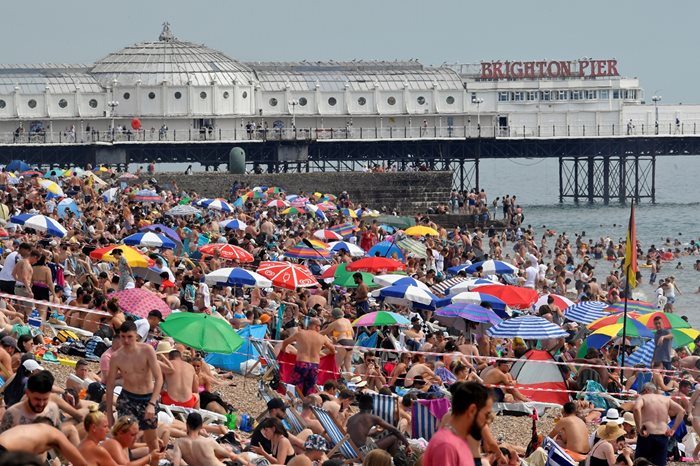 Високите температури напълниха плажовете дори във Великобритания през 2020 г.

СНИМКИ: РОЙТЕРС