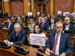 Бой, шокови бомби и димки в сръбския парламент, депутатка е с опасност за живота (Видео, снимки)