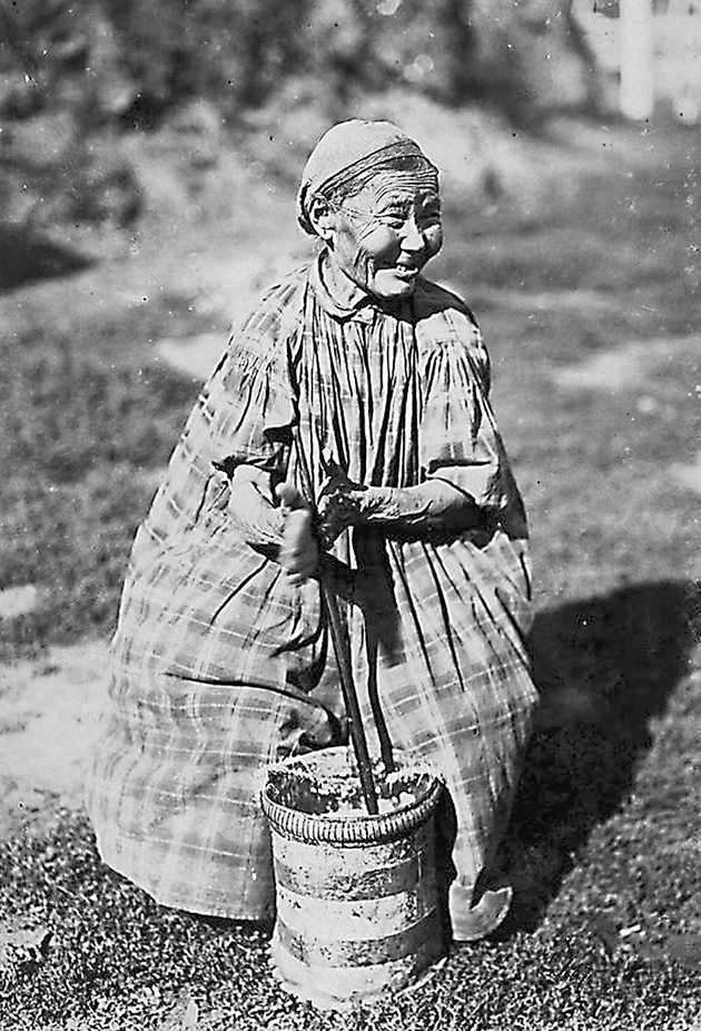 Жена от Якутск бие масло от 1890 г.