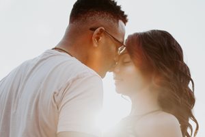Защо мъжете се целуват по-немарливо