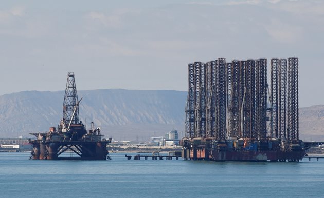 Нефтена платформа в Каспийско море. Цените на петрола се задържаха близо до 68 долара за барел - най-високото ниво от началото на годината.