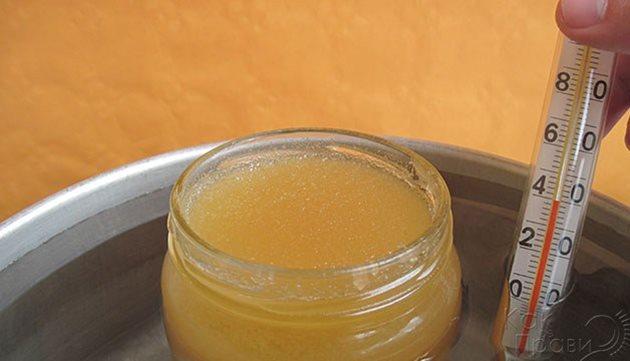 А кристализиралият мед може отново да се втечни, и то без влошаване на качеството му. Просто трябва да се затопли до 40 градуса на водна баня.