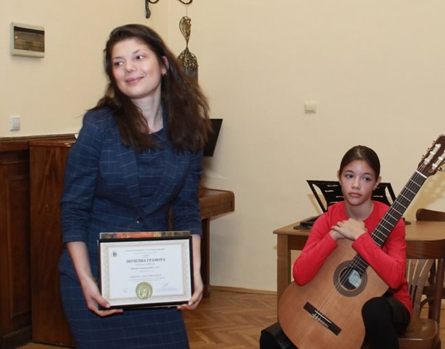 Репортерът Ваня Сухарова взе наградата от името на "Медийна група България" и в. "24 часа".