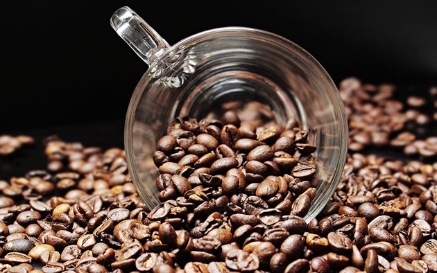 Кафето може да се окаже много важно в борбата със затлъстяването, защото съдържащият се в него кофеин помага за изгаряне на калориите, като увеличава освобождаването на хормона окситоцин. Снимка: Pixabay