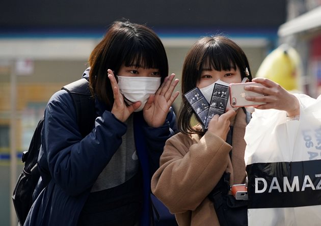 Момичета си правят селфи с маски в Южна Корея