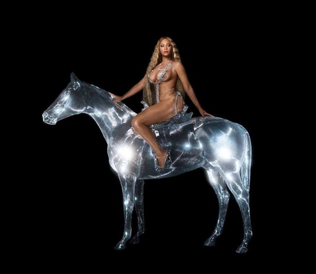 Певицата Бионсе разпространи поразителна снимка, на която е почти гола, яхнала сребрист кон, преди премиерата на албума "Renaissance".
СНИМКА: ИНСТАГРАМ
