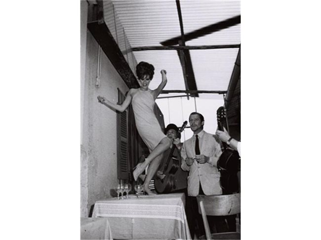 Ракел Уелч и Марчело Мастрояни се забавляват в легендарното студио “Чинечита” в Рим през 1966-а.