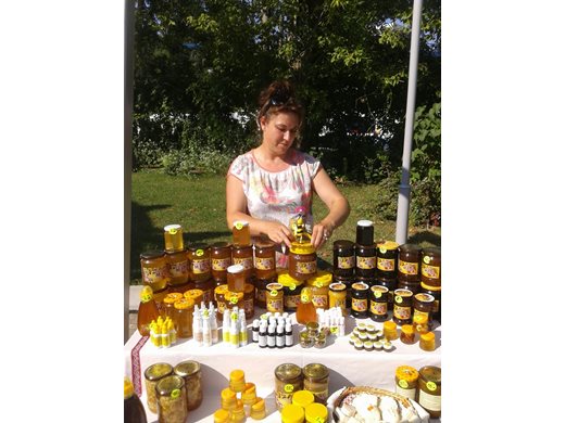 Производители подреждат уникален фермерски пазар в експоцентър „Флора Бургас“