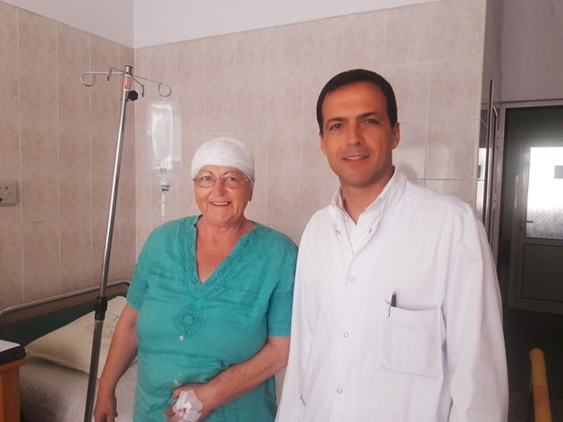Доц. Венелин Герганов и пациентката Румяна Мортън ден след операцията