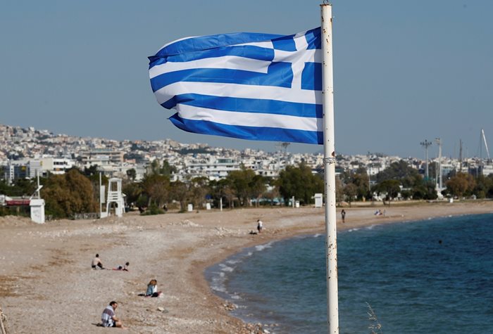 Гръцко знаме се вее на полупразен плаж в Атина заради епидемията.

