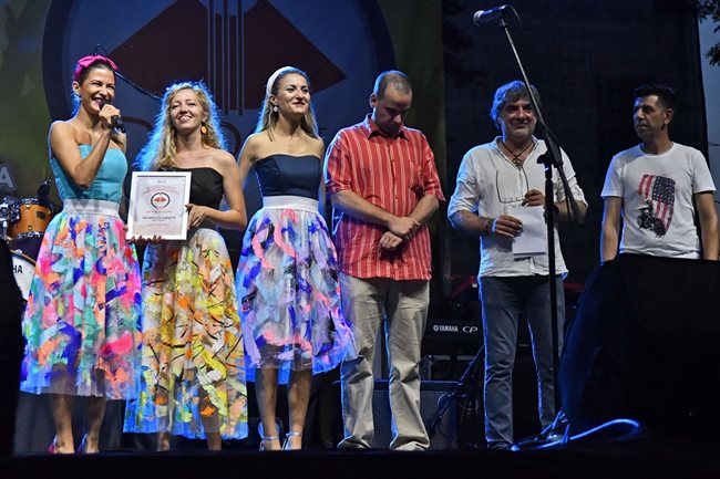 Wet Pebbles спечели Наградата за дебют.