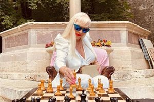 Звездата обича да играе на шах

