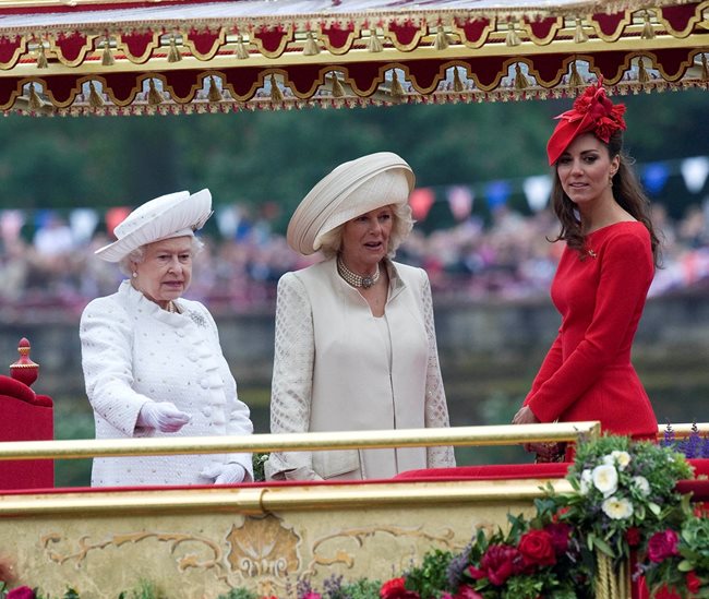 Кейт Мидълтън, Камила и Елизабет II на празнично шествие по река Темза по случай диамантения юбилей на кралицата през 2012 г. 