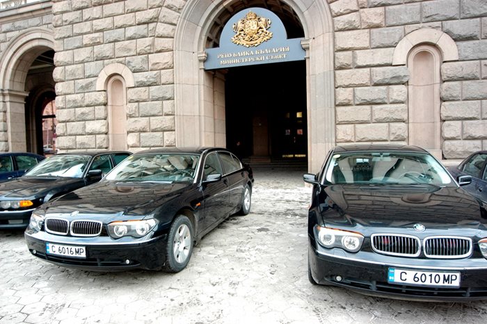 Служебните автомобили на министерствата зареждат горива с отстъпка.