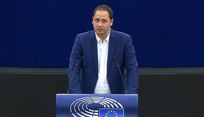 Петър Витанов говори пред Европарламента в Страсбург.
