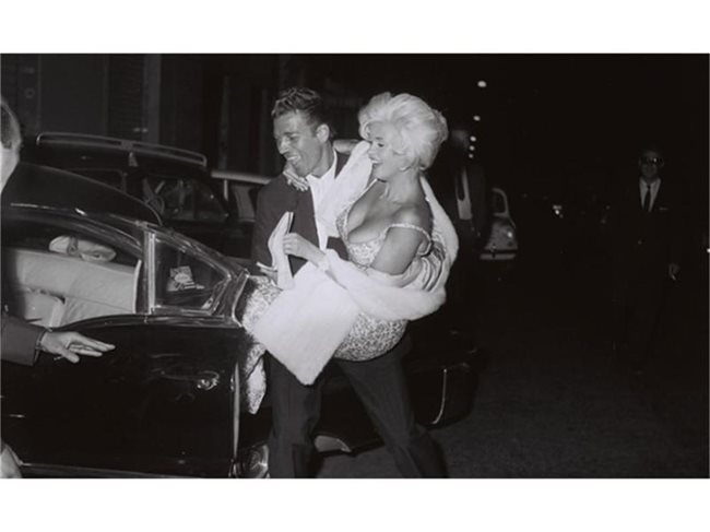 Джейн Мансфийлд и Мики Харгитай излизат от заведение в Рим - октомври 1962-ра.