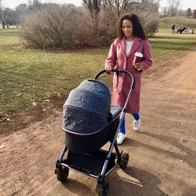 Едва няколко дни след раждането Диана Великова излезе на първата си разходка с дъщеря си Елизабет.