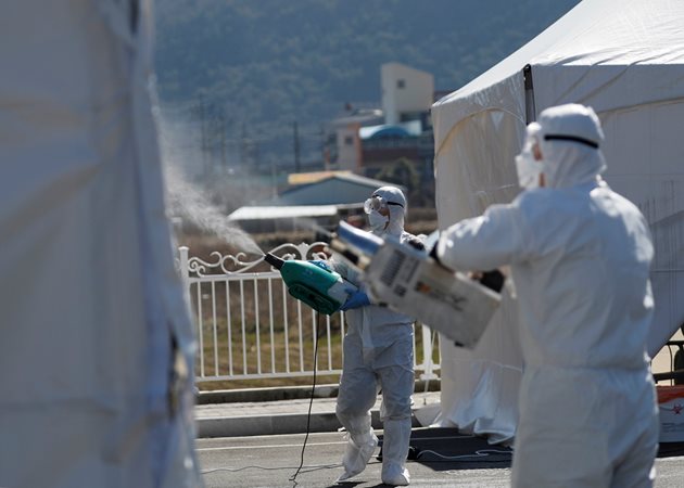 Южнокорейски работници обеззаразяват място, определено за тестване на хора за коронавирус.
СНИМКА: РОЙТЕРС