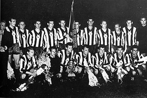 Шампионският отбор на “Локомотив” (София) от 1964 г. Васил Методиев (третият от ляво на дясно - прави) по време на най-големия си успех като футболист. СНИМКА: АРХИВ
