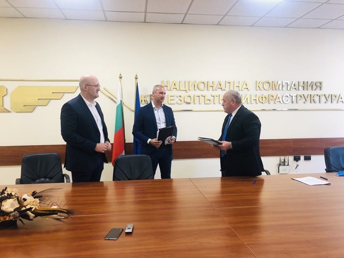Шефът на НКЖИ Красимир Памукчийски (вдясно), Стефан Тотев и Душан Коцич - представители на консорциума, подписаха договора за модернизация на жп участъка. 