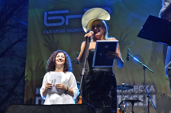 Вера Шандел с Втора награда, връчена от Даниела Късовска – програмен директор на БНР.