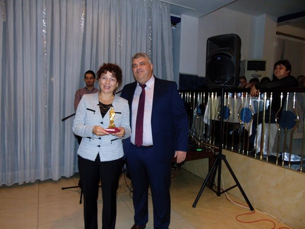 Д-р Стефанова е наградена със “Златен Хипократ” от д-р Марин Керчев, директор на болница "Св. Иван Рилски". Това е най-високото отличие на болницата.