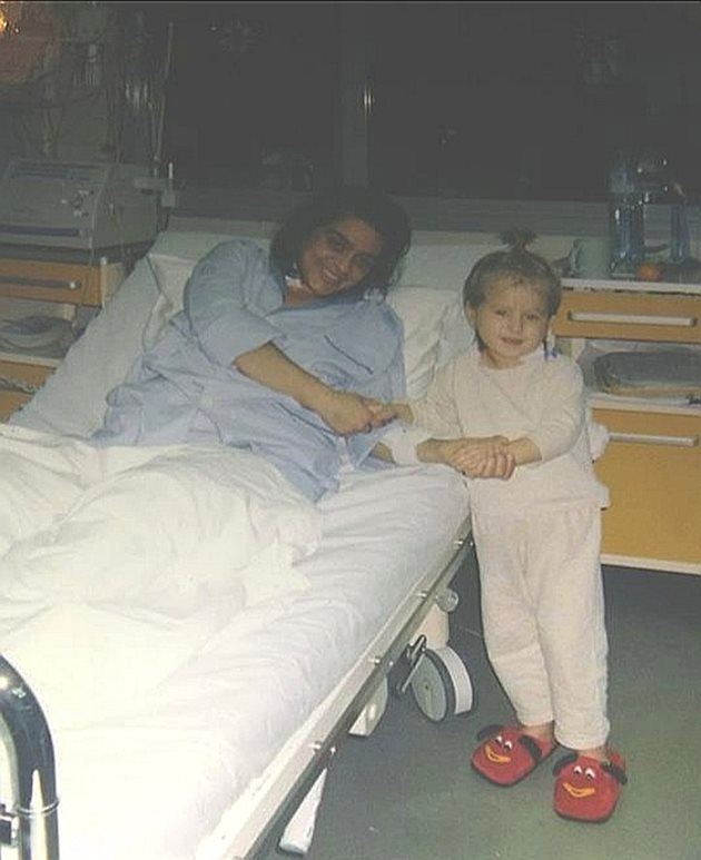 Биляна и Йоана в реанимацията на болница "Лозенец", дни след трансплантациите си.