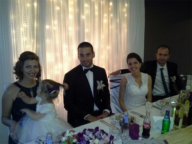 Младоженците Йоана и Иван на сватбата си в събота

СНИМКА: ФЕЙСБУК