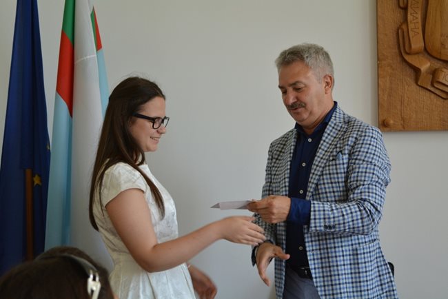 Кметът на Монтана Златко Живков връчва писмото за стипендията на Анна-Мария.
