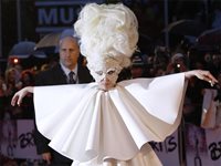 Lady GaGa се облича най-добре