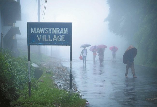 Придвижването без чадър или дъждобран е немислимо в най-влажното село в света.
