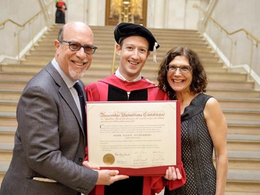 Марк Зукърбърг се дипломира в Харвард 
(Видео)