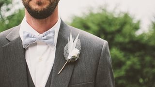 Нов тренд при сватбите - младоженците с букети... в брадите (снимки)