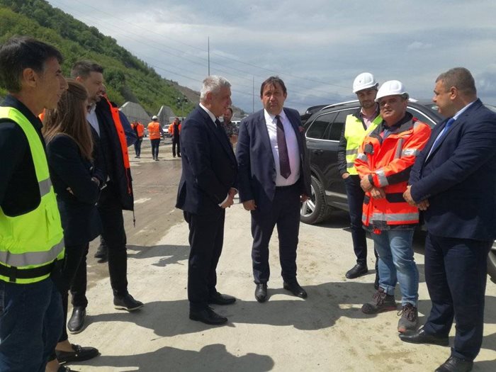 Министър Иван Шишков (в средата) инспектира в четвъртък укрепването на свлачището преди тунела “Железница” на “Струма” и заяви, че през август да бъде пусната едната лент на магистралата преди тунела.

СНИМКА: ТОНИ МАСКРЪЧКА