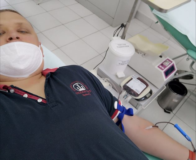 Съветникът от БСП Йордан Василев дари кръв. 