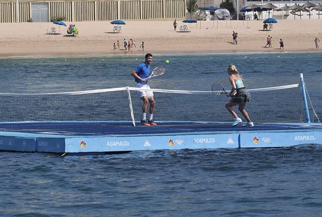 През 2014 г. Григор и Йожени Бушар играха тенис на платформа край брега на Акапулко.