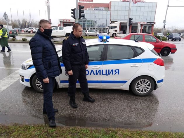 Кметът на "Северен" Стоян Алексиев на среща с полицаи. 