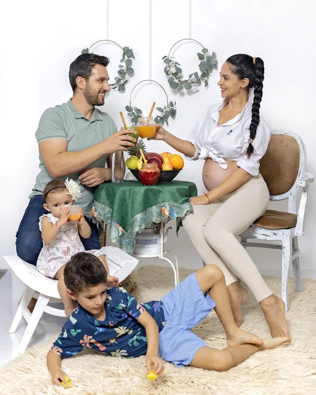 Бременната Анита със семейството си