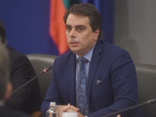 Асен Василев: Финансирането на бюджетни пари вече няма нищо общо с многогодишното харчене да покриви и чешмички