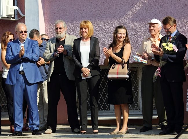 Кметът на София Йорданка Фандъкова откри новата учебна година в 73-о СУ “Владислав Граматик”, на което е била директор дълги години.