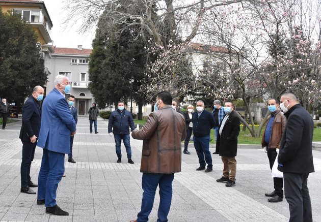 Здравко Димитров се среща с неформални лидери от етническите квартали на Пловдив. 