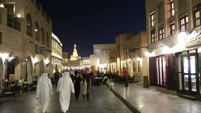 "Сук Уакъф" е едно от местата в Доха, което предлага условия за разходка в градска среда.