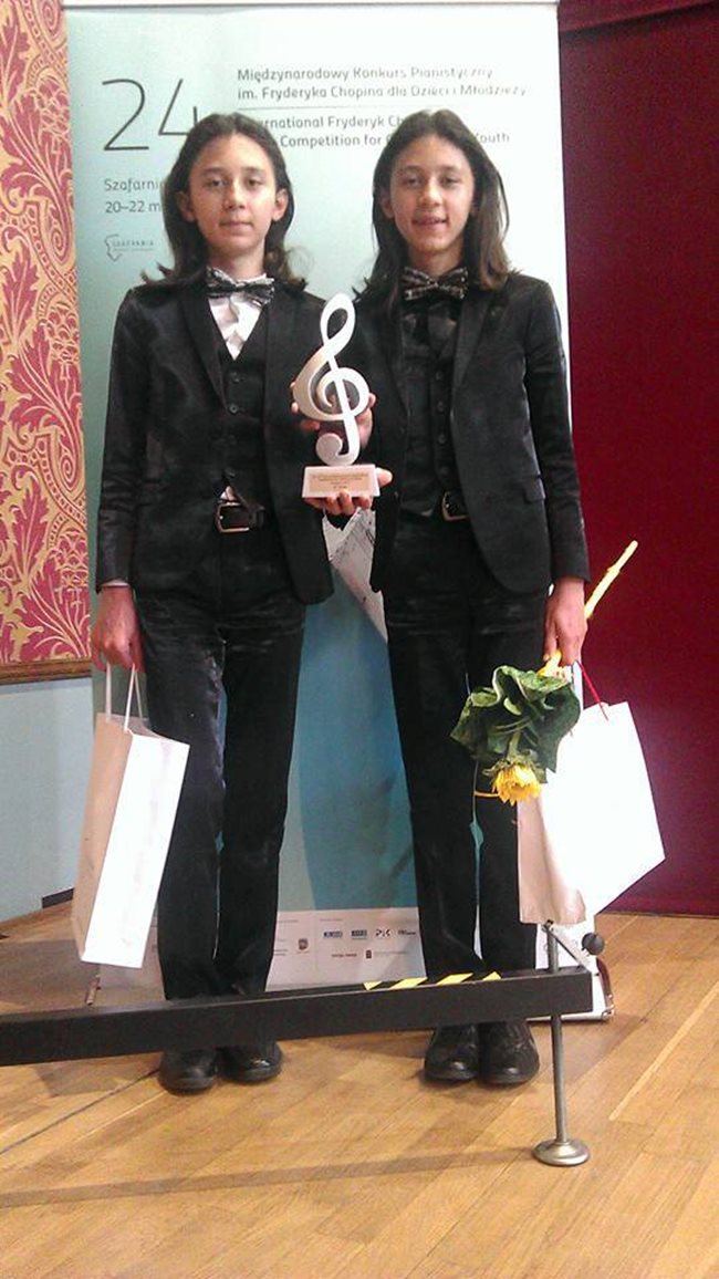 Хасан и Ибрахим позират с наградите си в центъра “Шафарния” в Полша. СНИМКА: ФЕЙСБУК