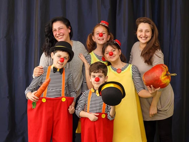 Янита (най вляво) и Ива (най вдясно) заедно със своите малки ученици от школата им по пантомима

СНИМКА: ПЛАМЕН АНДРЕЕВ