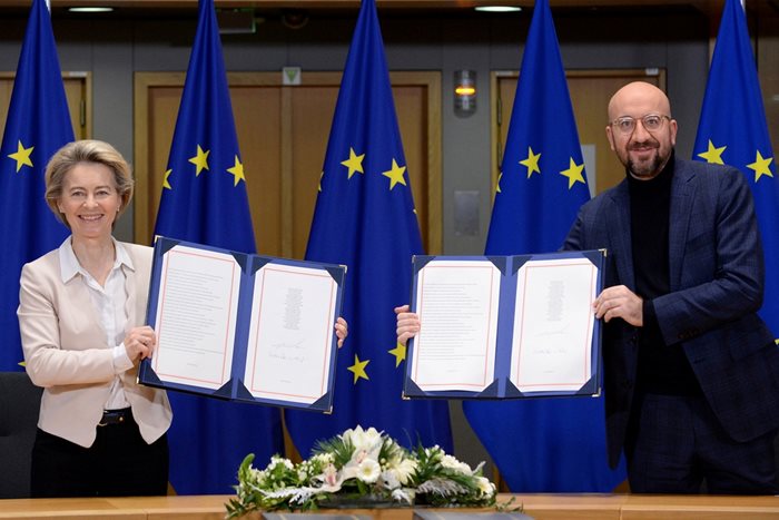 Шефката на ЕК и председателят на Европейския съвет показват подписания документ за Брекзит.
